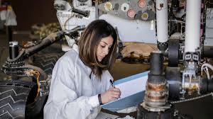Diana Trujillo en el Centro de Control de la NASA durante la misión Perseverance