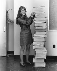 Margaret Hamilton junto a la torre de código del software del Apolo